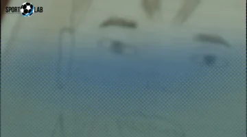 مشجع أهلاوي يهدي اللاعبين رسومات احتفالية في مقر إقامتهم بالعين